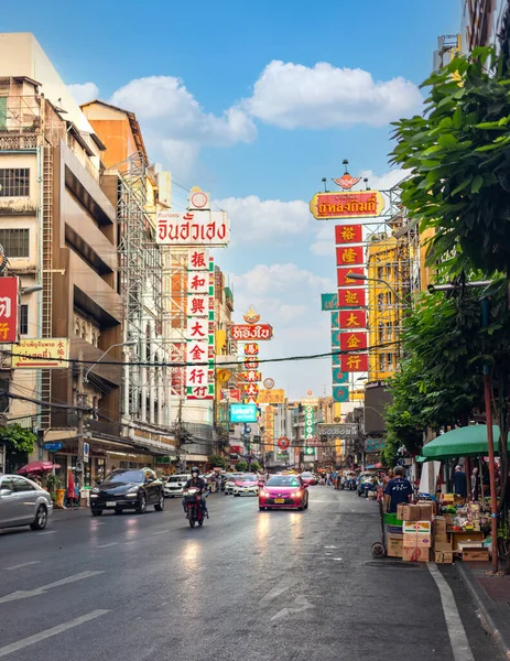 Çin Mahallesi, BANGKOK THAILAND - 2 Şubat 2023: Covid-19 olayından sonra Yaowarat yolu kolay trafikte, Yaowarat Bangkok 'taki Çin Sanat ve Binalarının ünlü simgesidir.