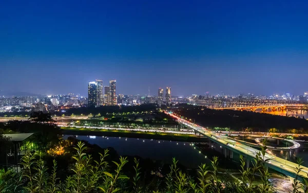 近代建築と交通の光で韓国のソウル市の夜景 — ストック写真
