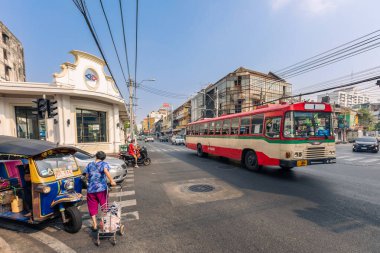 BANGKOK, THAILAND - 22 Nisan 2023, Yaowarat Yolu yakınlarındaki Chareonkrung Yolu 'ndaki Plaeng-Nam kavşağında sabah trafiği