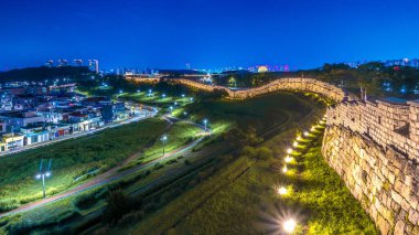 Suwon şehri manzaralı Hwaseong Kalesi. Bu tarihi yer Suwon, Güney Kore 'deki Unesco Dünya Mirası' dır..