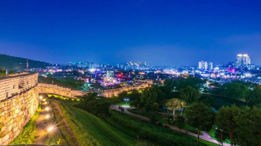 Suwon şehri manzaralı Hwaseong Kalesi. Bu tarihi yer Suwon, Güney Kore 'deki Unesco Dünya Mirası' dır..