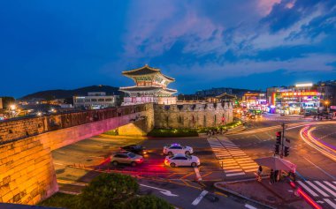 Suwon, Güney Kore: 30 Temmuz 2023: Hwaseong Kalesi 'nin Janganmun Kapısı, alacakaranlıkta. Bu ünlü tarihi yer UNESCO Dünya Mirası Alanıdır, Kore 'nin neredeyse eski başkentidir..