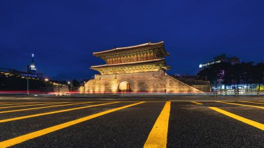 Seul, Güney Kore, 22 Temmuz 2023: Geceleyin Heunginjimun Kapısı yakınlarındaki Dongdaemun tasarım alanının tarihi mimarisi.