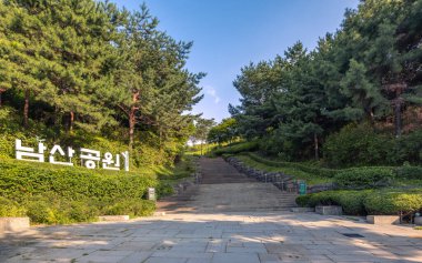 Namsan Park, Seul, Güney Kore 'ye giriş merdiveni üzerinde 