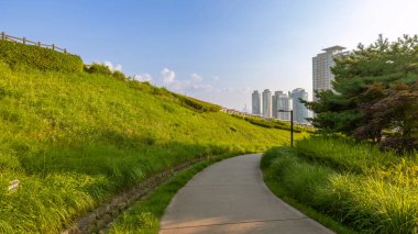 Seul, Güney Kore: 19 Temmuz 2023: Güzel gün batımında Namsan Parkı geçidi, Bu kamu gözlem noktasında güzel bir manzara ve N-Seul Kulesi görebilirsiniz..