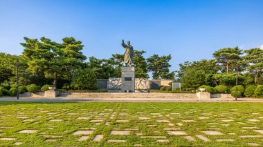 Seul, Güney Kore: 19 Temmuz 2023: Namsan Park 'taki Baekbeom Meydanı' nda Kim Gu 'nun heykeli; Kim Gu politikacılar arasında liderdi ve Kore' nin bağımsızlığına giden vatansever ruhun sembolüydü..