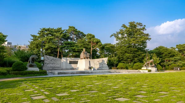 2023年7月19日韓国ソウル 韓国初の副大統領リー サイヨン像 美しい夕方の夕日のナムサン公園 — ストック写真