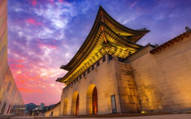 Gwanghwamun Kapısı Gyeongbokgung Sarayı 'nın ana girişi olarak hizmet vermektedir ve güney tarafındaki kapıların en büyüğüdür..
