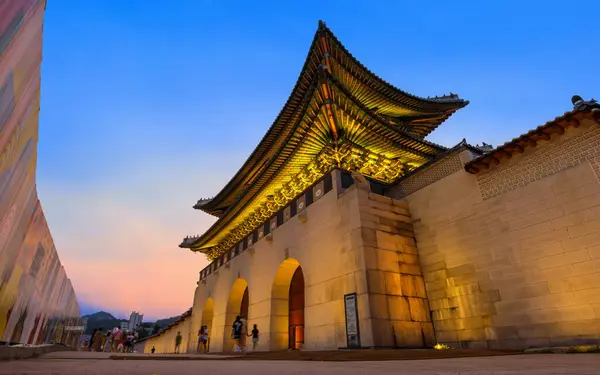 Видом Красивый Закат Ворота Кванхвамун Служат Главным Входом Дворец Кёнбокгун Лицензионные Стоковые Изображения
