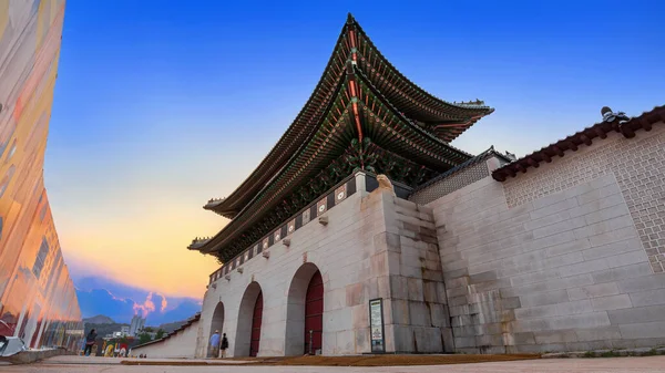 Видом Красивый Закат Ворота Кванхвамун Служат Главным Входом Дворец Кёнбокгун Стоковое Изображение