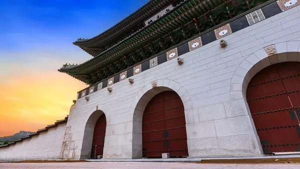 Видом Красивый Закат Ворота Кванхвамун Служат Главным Входом Дворец Кёнбокгун Лицензионные Стоковые Фото