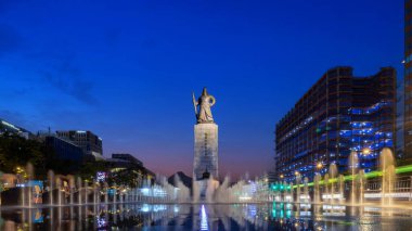 Seul, Güney Kore: 6 Ağustos 2023: Seul, Güney Kore: 6 Ağustos 2023: Gwanghwamun Meydanı 'nda Amiral Yi Sun-shin' in heykeli, gece gökyüzüne karşı kurulmuş güzel bir çeşme eşliğinde, Güney Kore 'de önemli bir dönüm noktasıdır..