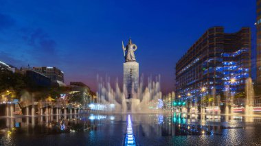 Seul, Güney Kore: 6 Ağustos 2023: Gwanghwamun Meydanı 'nda Amiral Yi Sun-shin' in heykeli, gece gökyüzüne karşı kurulmuş güzel bir çeşme ile birlikte, Güney Kore 'de önemli bir dönüm noktasıdır..