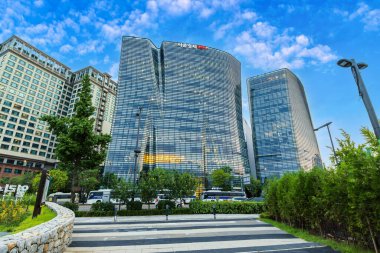 Seul, Güney Kore: 6 Ağustos 2023: Gyeongbokgung Sarayı yakınlarındaki İkiz Ağaç Kuleleri, pürüzsüz cam bir cephe ve eski ağaç gövdesi şeklinde modern mimariyi sergiliyor..