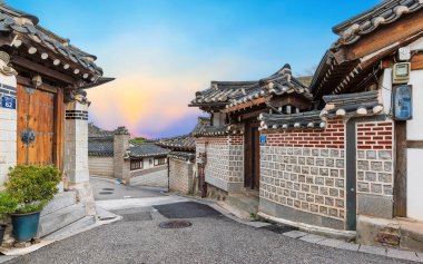 Seul, Güney Kore: 2 Temmuz 2023: Bukchon Hanok Köyü, Güney Kore 'nin Seul şehrinde bir yerleşim yeridir..