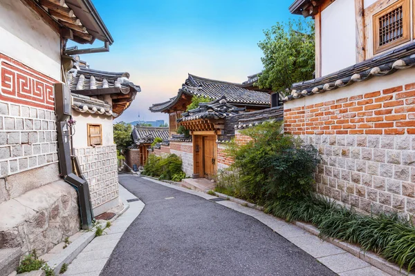 Bukchon Hanok Köyü, Güney Kore 'nin Seul şehrinde bir yerleşim yeridir..