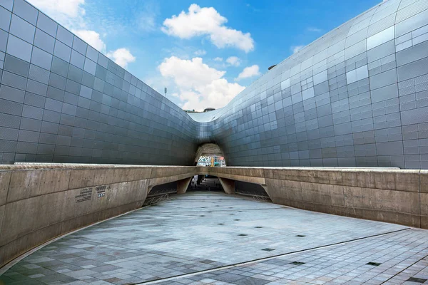 Dongdaemun Design Plaza veya DDP 'nin modern mimarisi, Dongdeamun Design Plaza Güney Kore' nin Seul şehrinin ünlü tasarım ilham kaynağıdır..