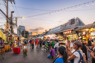 Bangkok, Tayland-16 Aralık 2023: Chatuchak Market 'te akşam vakti, sokak müzisyenleri ve müzisyenlerin sokak çalgıcılığı ve canlı performanslar yoluyla çeşitli yetenekler sergilediklerine tanık oluyoruz..