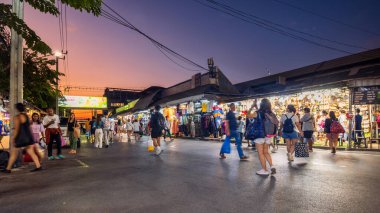 Bangkok, Tayland-16 Aralık 2023: Chatuchak Haftasonu Pazarı, özellikle COVID-19 salgını nedeniyle sessizlikten sonra alışverişe çıkan insan ve turistlerle giderek kalabalıklaşıyor.