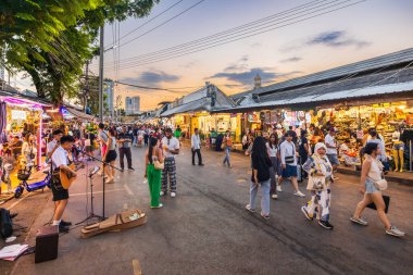 Bangkok, Tayland-16 Aralık 2023: Chatuchak Market 'te akşam vakti, sokak müzisyenleri ve müzisyenlerin sokak çalgıcılığı ve canlı performanslar yoluyla çeşitli yetenekler sergilediklerine tanık oluyoruz..