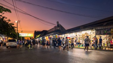 Bangkok, Tayland - 16 Aralık 2023: Chatuchak Hafta sonu Pazarı, gün batımından önce, özellikle COVID-19 salgını nedeniyle alışverişe çıkan insan ve turistlerle dolup taşar..