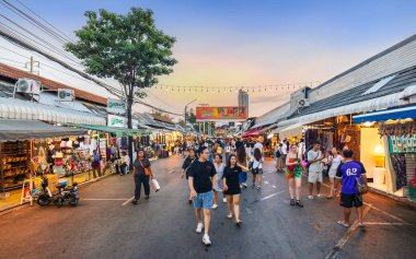 Bangkok, Tayland - 16 Aralık 2023: Chatuchak Hafta sonu Pazarı, gün batımından önce, özellikle COVID-19 salgını nedeniyle alışverişe çıkan insan ve turistlerle dolup taşar..