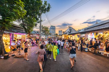 Bangkok, Tayland - 16 Aralık 2023: Chatuchak Hafta sonu Pazarı, gün batımından önce, özellikle COVID-19 salgını nedeniyle alışverişe çıkan insan ve turistlerle dolup taşar..