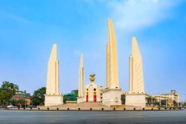 Bangkok, Tayland-16 Şubat 2013: Tayland demokrasisini sembolize eden Demokrasi Anıtı, kentin kalbinde önemli bir dönüm noktası olan Ratchadamnoen Circle 'da duruyor..