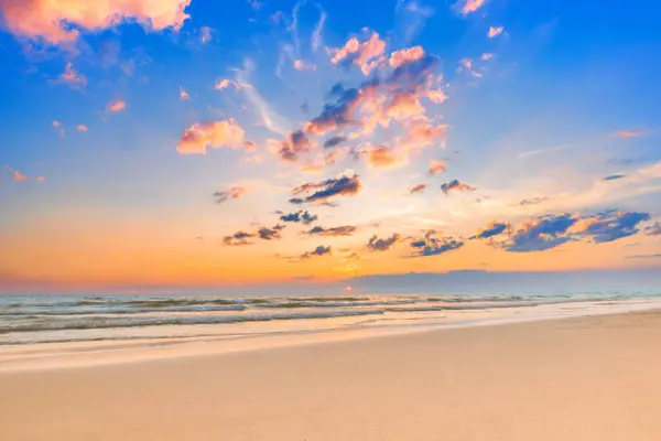 海岸の多色とふわふわした雲の美しい落ち着いた日没の空 — ストック写真