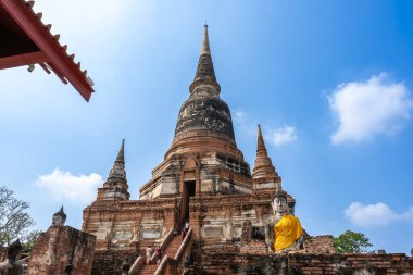 AYUTTHAYA, THAILAND - 3 Şubat 2024: Wat Yai Chai Mongkol, Tayland 'daki tarihi tapınak.