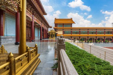 Tayvan stili tapınağın adı Fo Guang Shan Thaihua, Khlong Sam Wa bölgesinde, Bangkok, Tayland, Mahayana Budist sanatıyla güzelce dekore edilmiştir..