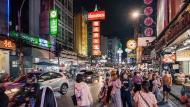 Yaowarat Yolu, Bangkok, Tayland, 8 Ağustos 2020: Yaowarat Caddesi ya da Bangkok Çin Mahallesi 'ndeki yaşam, Çin kültür sanatlarının ve Bangkok' taki geleneksel sokak yiyeceklerinin ünlü simgeleri.