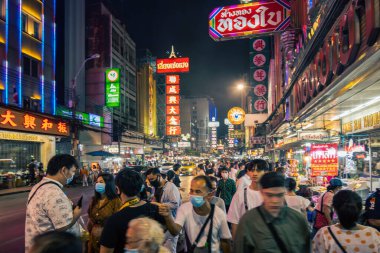 Yaowarat Yolu, Bangkok, Tayland, 8 Ağustos 2020: Yaowarat Caddesi ya da Bangkok Çin Mahallesi 'ndeki yaşam, Çin kültür sanatlarının ve Bangkok' taki geleneksel sokak yiyeceklerinin ünlü simgeleri.