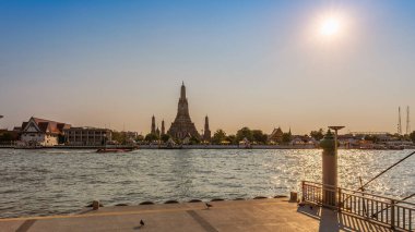 Wat Arun stupa, ya da Şafak Tapınağı, Tayland, Bangkok 'un önemli bir simgesidir, Chao Phraya nehri boyunca yer alır..