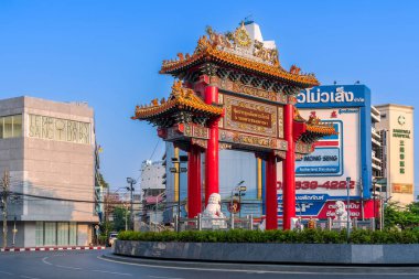 Çin Mahallesi Bangkok, 15 Nisan 2024: Yaowarat Yolu 'nun başında yer alan Odean Çemberi Bangkok' un önemli bir simgesidir..