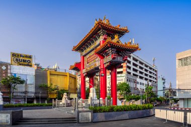 Yaowarat Bangkok, Tayland. 15 Nisan 2024: Çin Mahallesi Kapısı olarak da bilinen Odean Çemberi Yaowarat Yolu 'nun başlangıcında önemli bir simgedir..