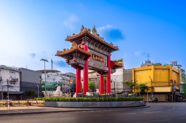 Yaowarat Bangkok, Tayland. 15 Nisan 2024: Çin Mahallesi Kapısı olarak da bilinen Odean Çemberi Yaowarat Yolu 'nun başlangıcında önemli bir simgedir..