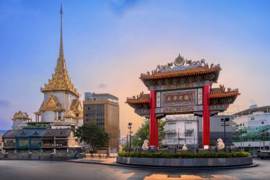 Yaowarat Bangkok, Tayland. 15 Nisan 2024: Çin Mahallesi Kapısı olarak da bilinen Odean Çemberi Yaowarat Yolu 'nun başlangıcında önemli bir simgedir..