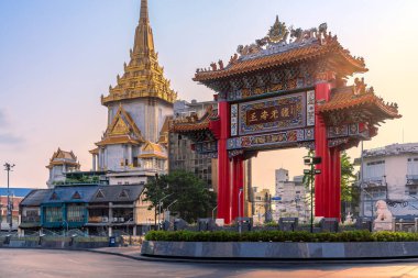 Yaowarat Bangkok, Tayland. 15 Nisan 2024: Çin Mahallesi Kapısı olarak da bilinen Odean Çemberi Yaowarat Yolu 'nun başlangıcında önemli bir simgedir..