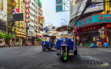 China Town Bangkok, Tayland. 15 Nisan 2024: Yaowarat ya da Bangkok Çin Mahallesi önemli bir dönüm noktasıdır. Çin ve Tayland kültürünün mükemmel bir karışımı var..