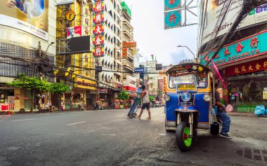 China Town Bangkok, Tayland. 15 Nisan 2024: Yaowarat ya da Bangkok Çin Mahallesi önemli bir dönüm noktasıdır. Çin ve Tayland kültürünün mükemmel bir karışımı var..