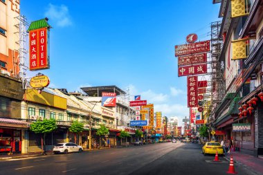 China Town Bangkok, Tayland. 15 Nisan 2024: Yaowarat Yolu sabahın erken saatlerinde, trafik hala aydınlıkken..