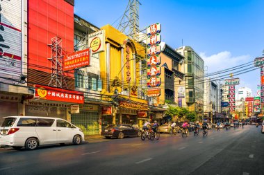 China Town Bangkok, Tayland. 15 Nisan 2024: Sabahleyin Yaowarat Yolu 'nda bir grup bisikletçi bisiklet sürüyor..