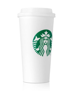Bangkok, Tayland - 17 Nisan 2024: Uzun Starbucks kahve fincanı, yeşil deniz kızı logoları ve gözkapakları, markanın ikonik paket tasarımı.