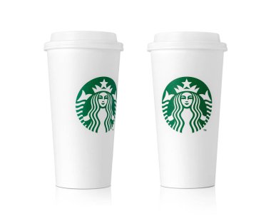 Bangkok, Tayland - 17 Nisan 2024: Yeşil deniz kızı logoları ve kapaklı iki uzun Starbucks kahve fincanı, markanın ikonik paket paket tasarımı.