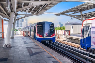 Bangkok, Tayland - 28 Temmuz 2024: BTS Skytrain, veya Bangkok Kitle Ulaşım Sistemi, Bangkok bölgesinde insanların rahatça ve kolayca seyahat edebilmeleri için tasarlanmıştır..