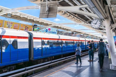 Bangkok, Tayland - 28 Temmuz 2024: BTS Skytrain, veya Bangkok Kitle Ulaşım Sistemi, Bangkok bölgesinde insanların rahat ve kolay seyahat etmelerine yardımcı olmak için tasarlanmıştır..