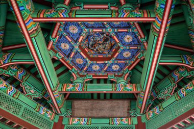 Seul, Güney Kore - 8 Temmuz 2023: Changdeokgung Sarayı 'ndaki Gizli Bahçe' de Jondeokjeong Pavyonu 'nun tavanında ustalıkla hazırlanmış antik bir tablo.