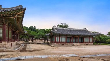 Seul, Güney Kore - 6 Ağustos 2023: Changgyeonggung Sarayı Yanghwadang Hall of Changgyeonggung Sarayı, süslü ve karmaşık mimarisi olan geleneksel bir Kore ahşap binası.