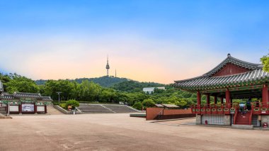 Namsangol Hanok Köyü, Seul, Güney Kore - 2 Temmuz 2023: Karmaşık ahşap mimari ve renkli dekorasyonlu geleneksel Kore pavyonu.